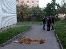 На западе Москвы мужчина разбился, выпав из окна 14 этажа