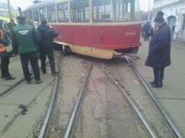 В Киеве на Куреневке трамвай сошел с путей и перекрыл дорогу к рынку
