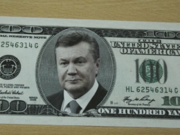 В центре Запорожья раздавали необычные доллары