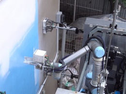 В Сингапуре создали робота для мытья и покраски высотных зданий