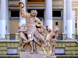 Вандалы вернули знаменитой одесской статуе аутентичное состояние (ФОТО)