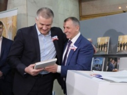 Константинов презентовал книгу своих воспоминаний о воссоединении Крыма с Россией (ФОТО)