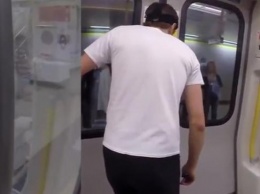 В Лондоне парень обогнал метро (видео)