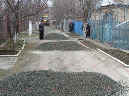 На переулках Мира и Северный в микрорайоне РТС восстанавливают дороги