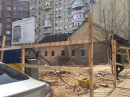На улице Павловской снесли забор вокруг скандального строительства