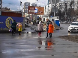 Вблизи Воздухофлотского моста в Киеве появился "опасный" переход