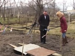 Жители Львовщины случайно добыли нефть на своем участке
