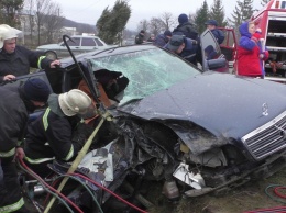 В ДТП на Буковине спасатели вытащили пассажира из салона автомобиля с помощью техники