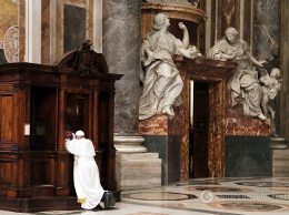 Папа Франциск на глазах у всех исповедовался в грехах