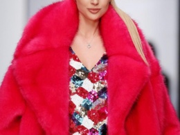Наталья Рудова вышла на подиум в коротком платье и розовой шубе