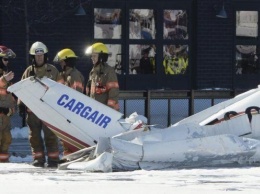 Над торговым центром в Канаде столкнулись два легких самолета