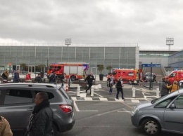 В парижском аэропорту открыли стрельбу и взяли заложников, идет эвакуация