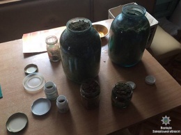 Житель Бердянска марихуану хранил в бутылях