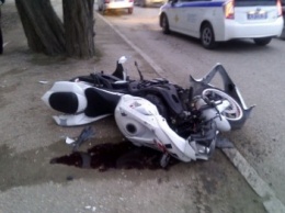 В Симферополе одна легковушка попала под фуру, а вторая сбила мотоциклиста (ФОТО)