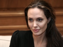 Анджелина Джоли своим внешним видом смутила священника (ФОТО)