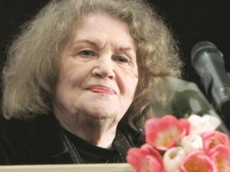 Порошенко и Гройсман поздравили поэтессу Лину Костенко с днем рождения