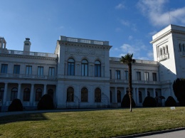 Евродепутаты прогулялись по Ливадийскому дворцу и сфотографировались с "Большой тройкой"