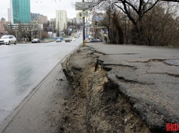 В Киеве может рухнуть еще один мост - опубликованы фото