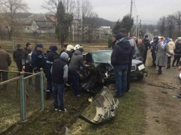 На Буковине ДТП: водителя пришлось вырезать из «Мерседеса» спасателям (Фото)