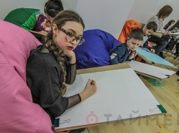 Одесские дети учились рисовать портреты в галерее современного искусства