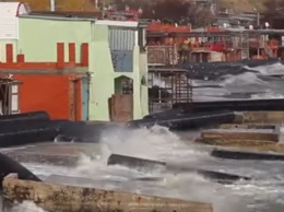 К берегам Крыма волнами прибило элементы конструкции Керченского моста