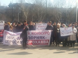 Перед сессией Одесского облсовета возле ОГА прошли два пикета: участники акций не знали, против кого митингуют