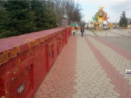 Стену из красного кирпича покрасят за 100 000 рублей