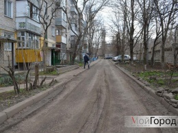 Николаевцы с прошлого года ждут ремонта крыши и дороги во дворе и сетуют, что вынуждены "месить" грязь