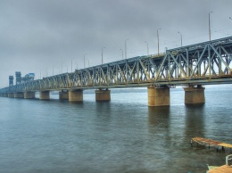 Патрульная полиция корректирует движение по Старому мосту