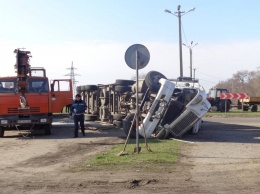 Фуру с 21-тонным грузом, перевернувшуюся под Николаевом, будут поднимать кранами