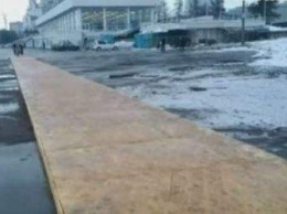 В РФ на старый асфальт положили...паркет. Сказали, так дешевле