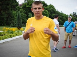 Украинец А. Хижняк досрочно стал чемпионом Европы по боксу