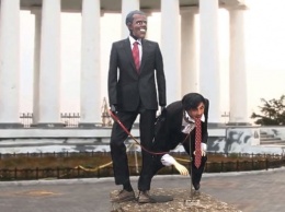 В Одессе установили курьезный «монумент» Саакашвили (ВИДЕО)