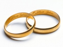 После 18 лет брака жена увидела надпись на кольце и удивилась
