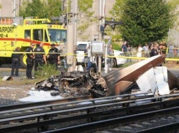 В США двухмоторный самолет рухнул на железную дорогу