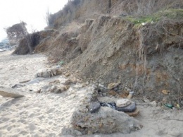 Оползень обрушил одесский курорт в море (ФОТО)