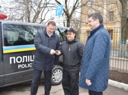 Мэр Краматорска вручил полицейским ключи от современного автомобиля