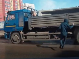 Житель Татарстана врезался в грузовик, перебегая дорогу