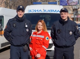 В Одессе патрульные полицейские и врачи скорой напомнили водителям, что надо уступать дорогу каретам 103