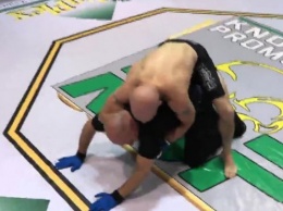 В США Боец MMA попытался задушить рефери, перепутав его с противником