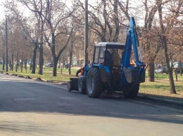 В Заводском районе коммунальщики почистили бордюры