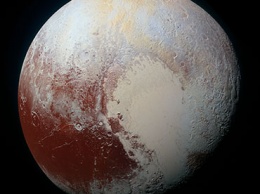 Атмосферные эффекты Плутона вызывают покраснение поверхности