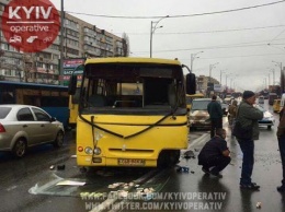 На столичной Троещине лоб в лоб столкнулись маршрутка и легковое авто