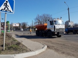 Николаевские дорожники укладывают асфальт прямо в лужи (ВИДЕО)