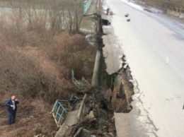 Во Львовской области обрушился мост через Днестр: фото