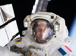 Астронавты NASA и ЕКА начали ремонт в открытом космосе