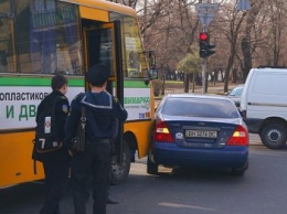 В центре Одессы столкнулись авто и маршрутка: трамваи не ходят (ФОТО)