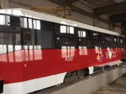 В Кривом Роге капитально отремонтировали трамвайный вагон 1992 года выпуска (ФОТО)