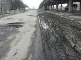 Берегите авто: водители шокированы «убитыми» дорогами под «Димитровским» мостом (ФОТО, ВИДЕО)