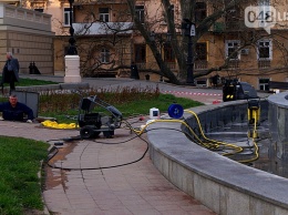 Возле одесского Оперного театра появились люди в форме и масках (ФОТО)